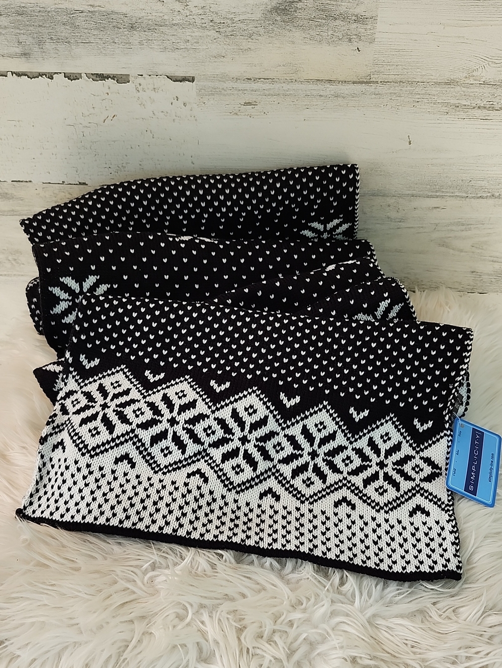 NWT SIMPLICITY NORDIC BLACK/WHITE PATTERNED WINTER SCARF